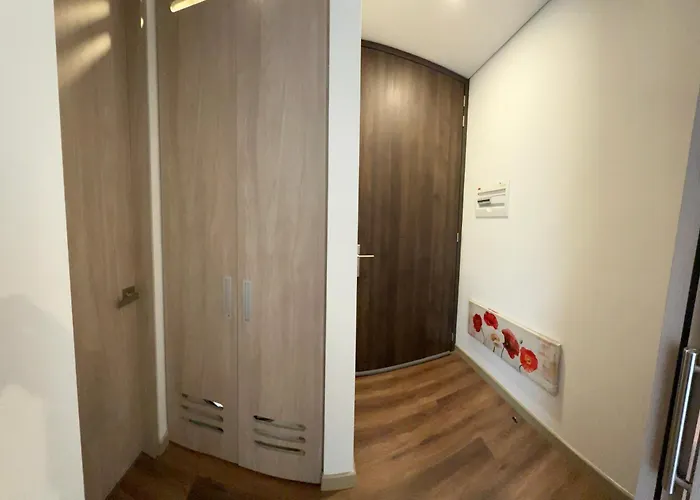 Nice Apartment Independent In Front Business Center